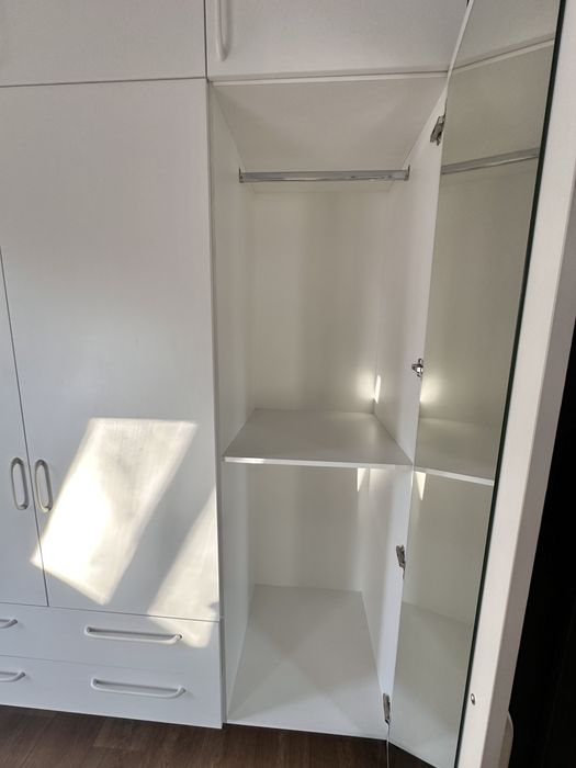 Большой белый шкаф