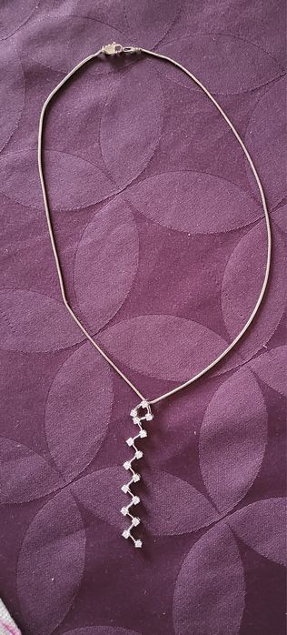 Сребърен синджир с две висулки.