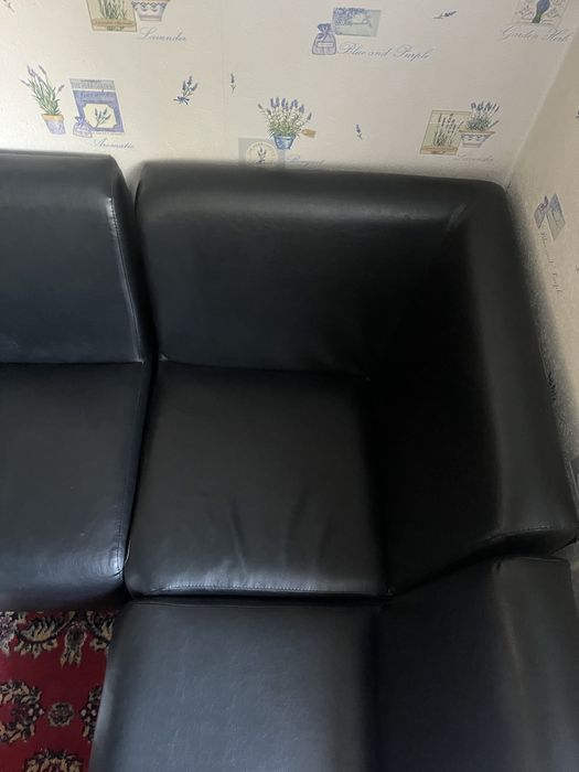 Продается стол с пуфиками