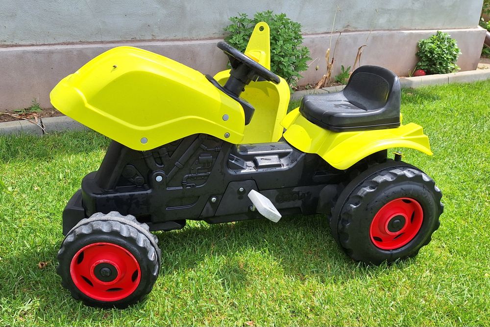 Tractor cu pedale si remorca