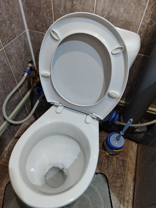 Унитаз белый, не большой