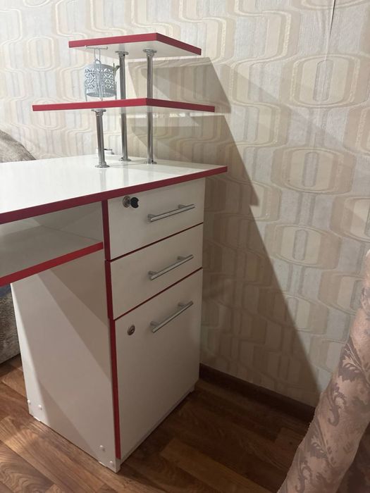 Продам срочно маникюрный стол. ТОРГ