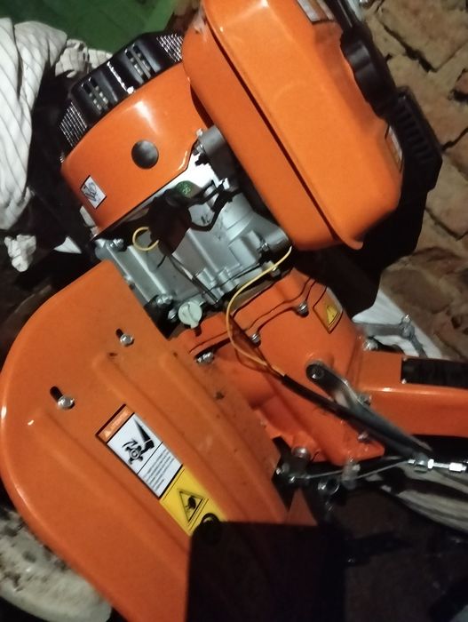 Se vinde motocultor 2000 lei ,nevoie urgent de bani.