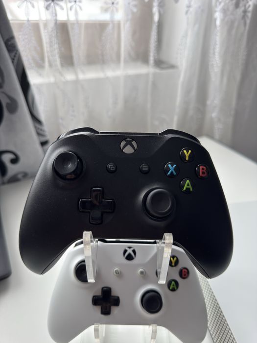 Vand Xbox One S 1TB - 2 controllere + stand
