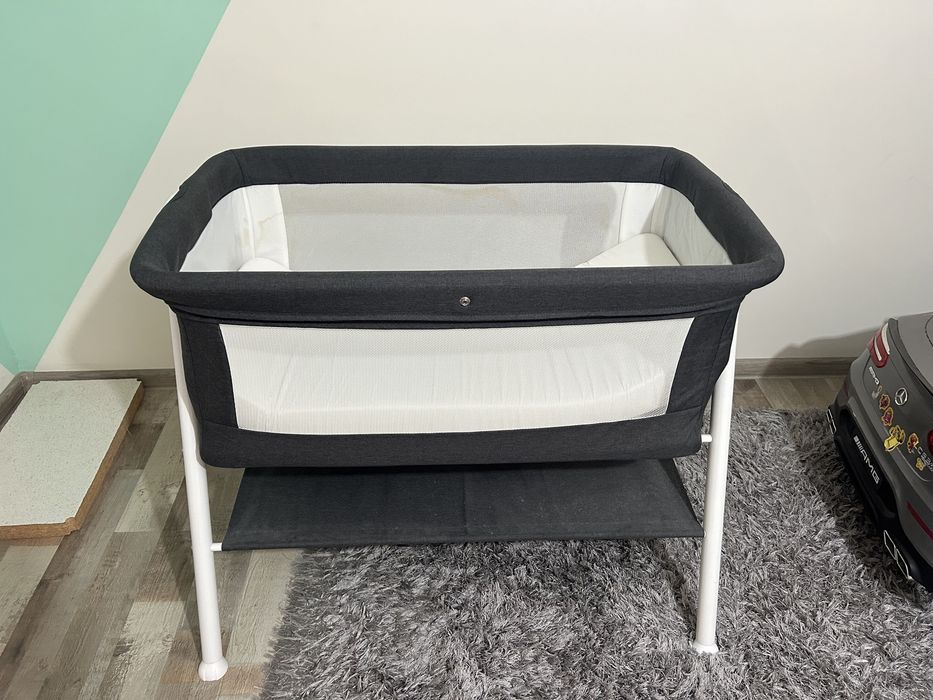 Бебешка кошара. Next to me