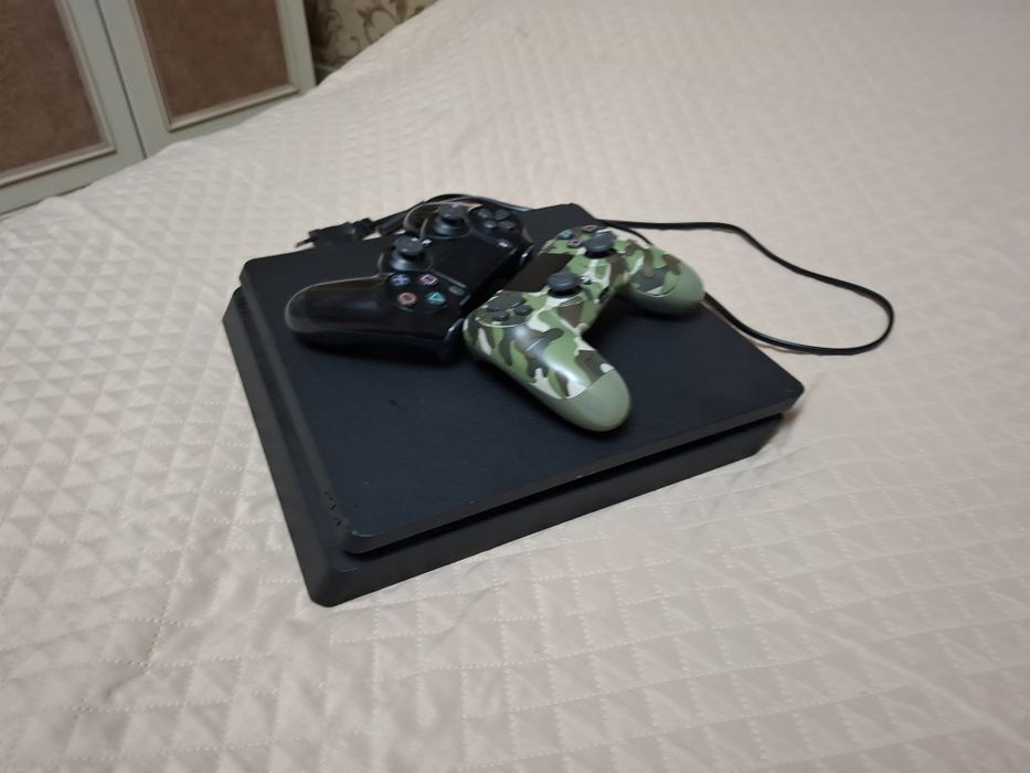 Playstation 4 slim + 2 геймпада в комлекте