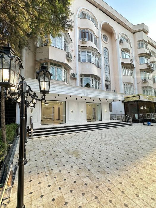 Рядом Black Star Burger Слается Нежилой