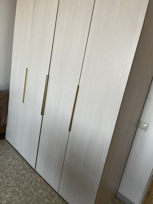 Шкаф,кровать.