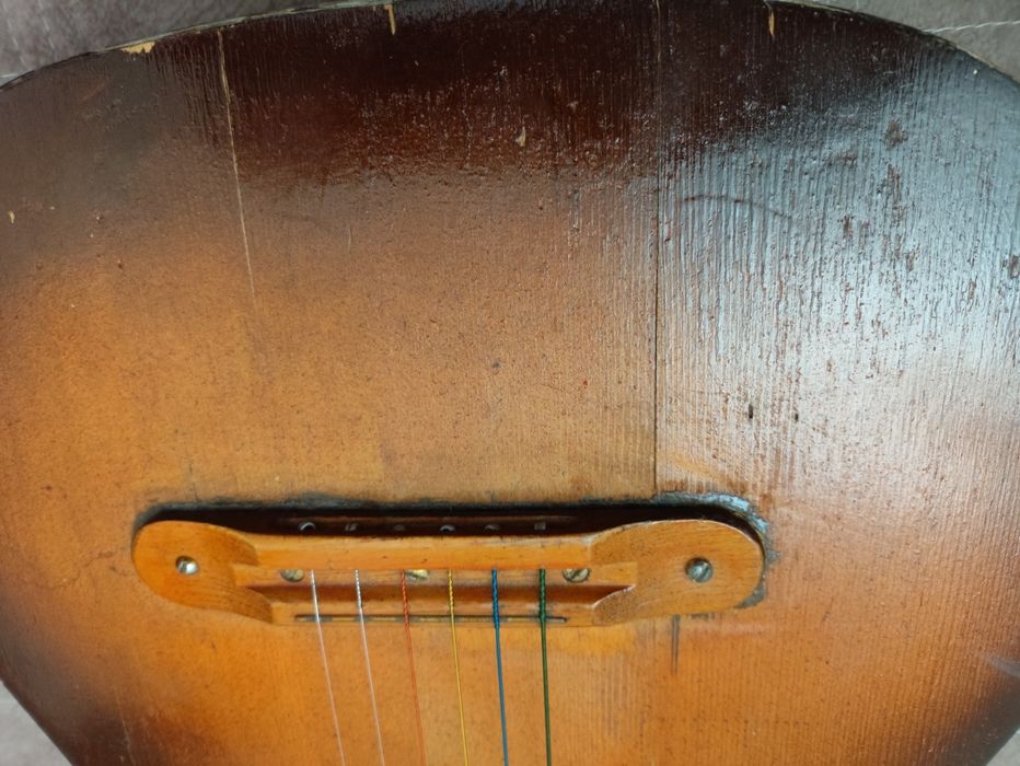 Гитара учебная продам