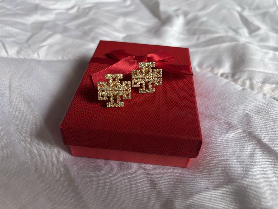 Обеци и гривта Tory Burch