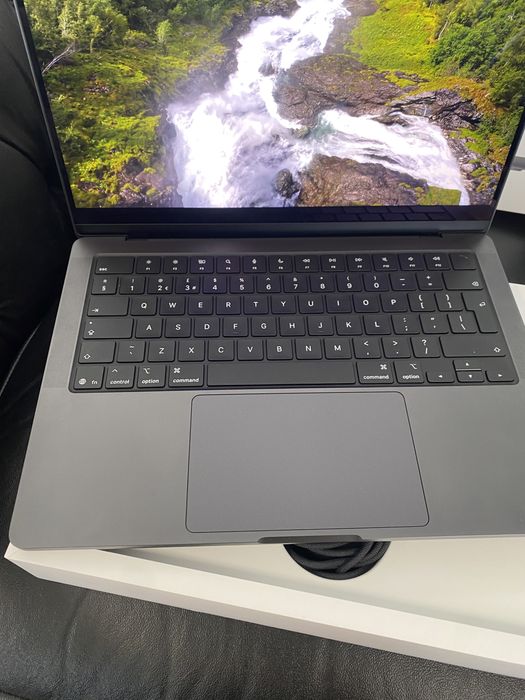 MacBook Pro 14 inch M5, 1 TB, 16 GB RAM, Black, Ca nou