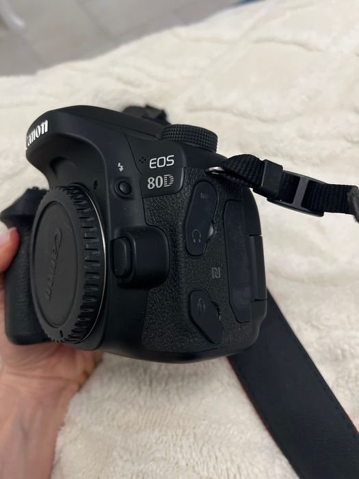 Aparat foto Canon 80D cu obiectiv 18-55mm