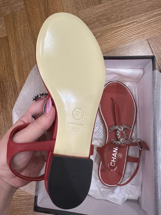 Продам босоножки