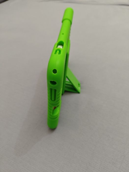 Планшет детский с симкой в силиконовом чехле