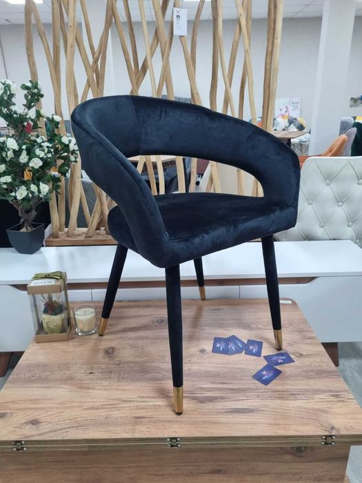 Трапезен стол Бени черно кадифе