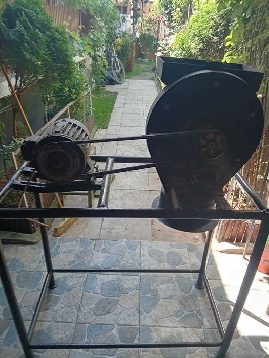 Vând moara pentru cereale care funcționează la 220v