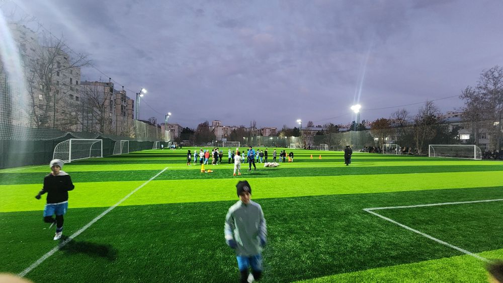 Стадион размер 51х96. Можно разделить на 4 и на 2 части.