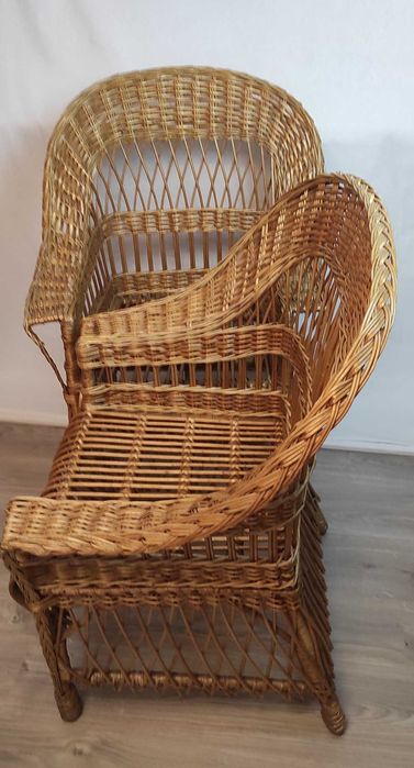 Mobiler de gradina din nuiele impletite.