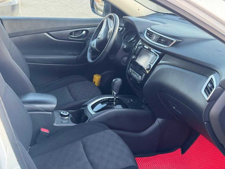 Автомобиль NISSAN