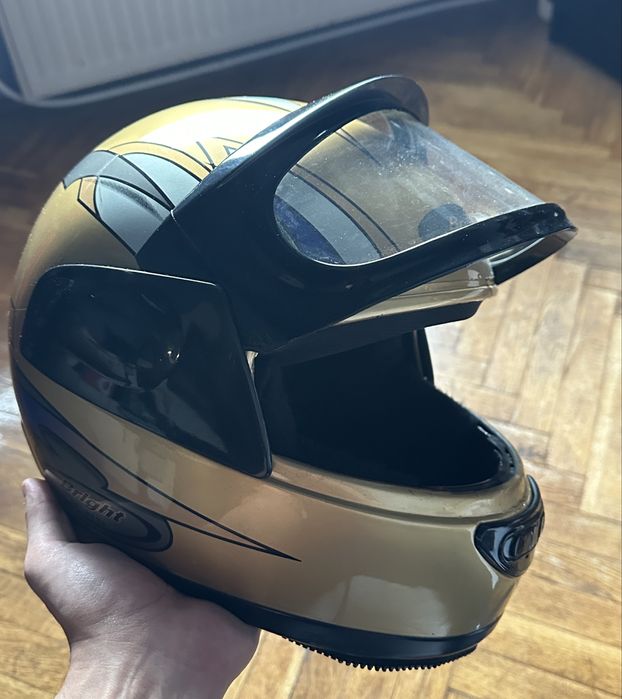 Каска за пистов мотор