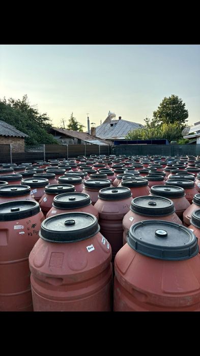 Butoaie din plastic de 240 litrii alimentare cu capac cu filet preț100