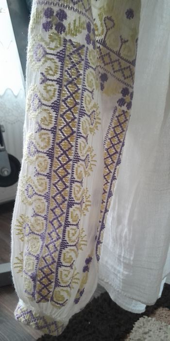 Ie tradițională cusuta manual impecabilă