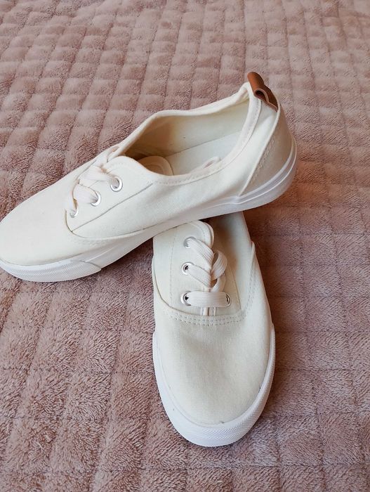 Ботуши, маратонки, кецове