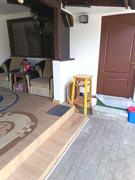 Inchiriez camera la curte