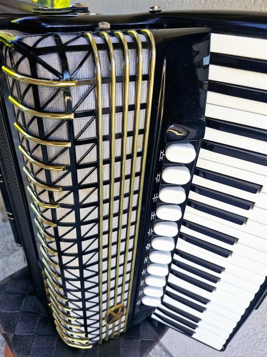 Vând acordeon Hohner Atlantic 4 Deluxe cu 120 basi negru