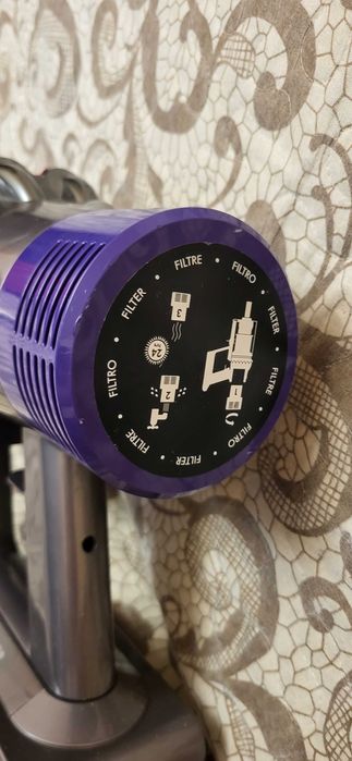 Aspirator vertical Dyson V10  fuctional  se vinde cum se vede in poze