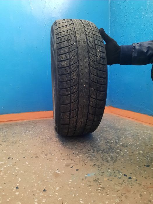 Продам  шина размерами 215 × 17×  55