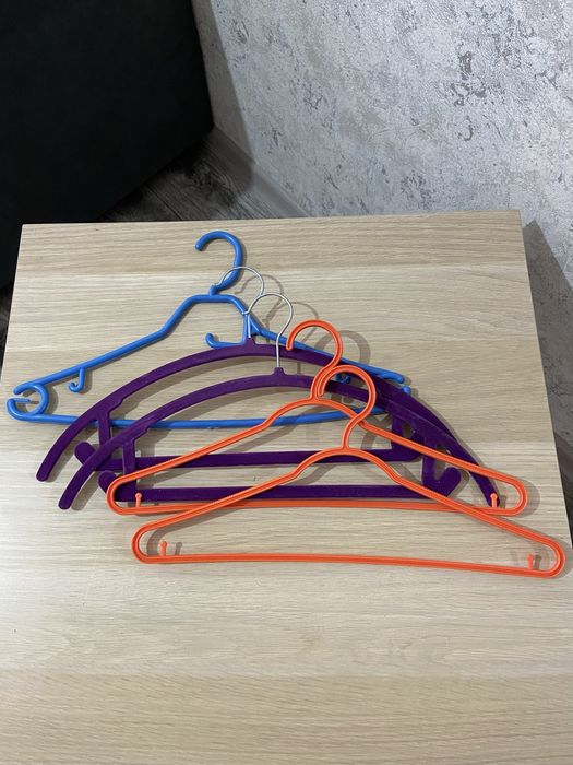 Отдам вешалки новые