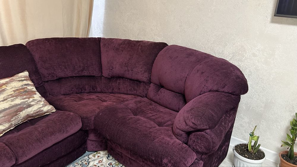 Диван для гостиной цена 40000 торг есть.