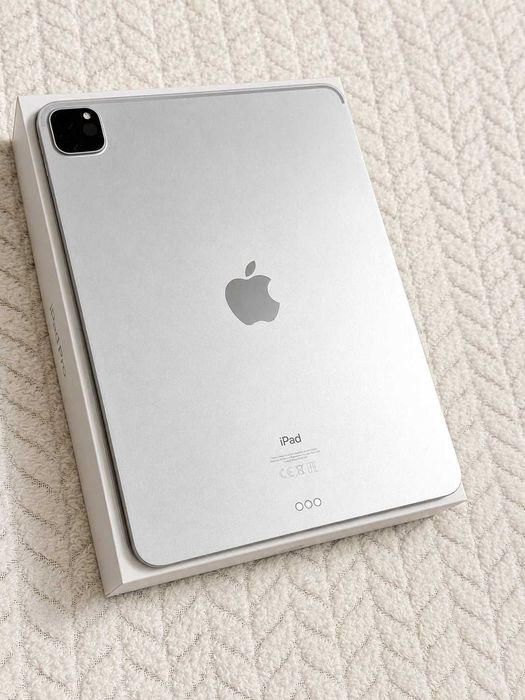 Apple iPad Pro 11” + клавиатура, зарядно и кутия