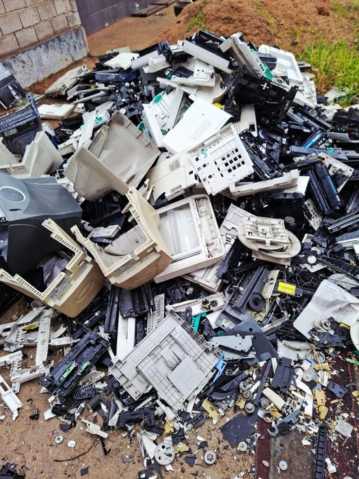 Пластик из электроники даром