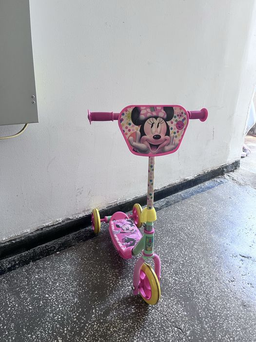 Vand 2 masinute si o trotineta