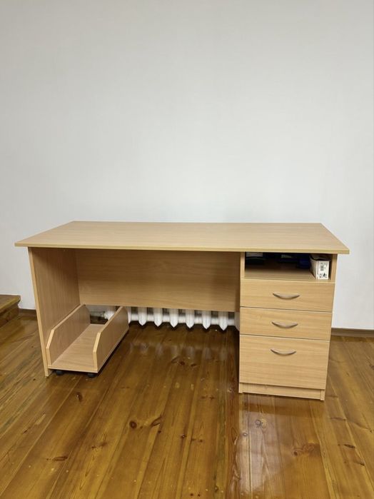 Офисный стол с выдвижными полками