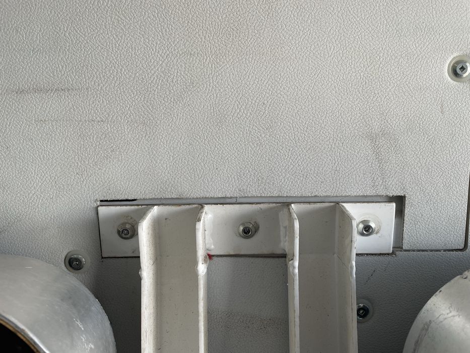 Рафтове за товарно помещение на бус.