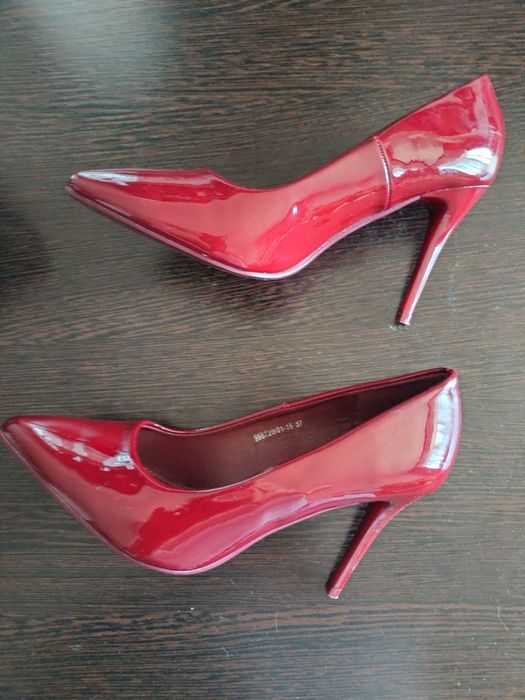 Продам туфли на шпильке