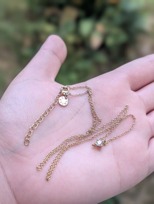 Vechi colier lant din argint de 925, placat cu aur de 24K, pandantiv clasic tip solitaire, decorat cu o piatra rotunda din zirconiu cubic, Safira