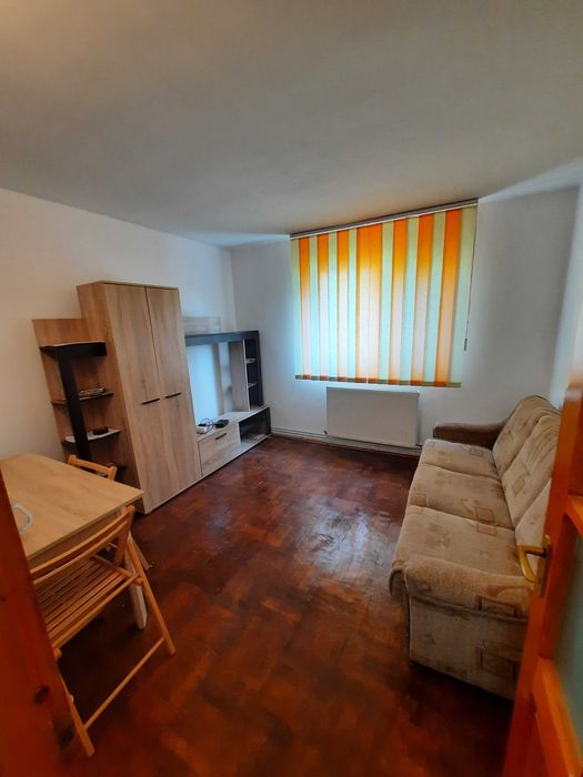 Vand apartament 2 camere pe strada 9 mai