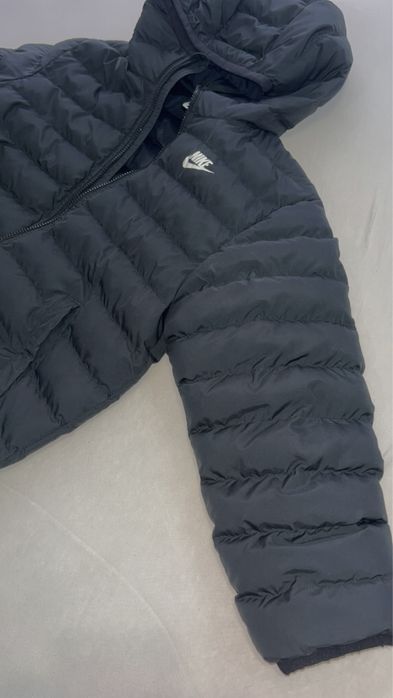 Запазено nike яке размер М 137/147