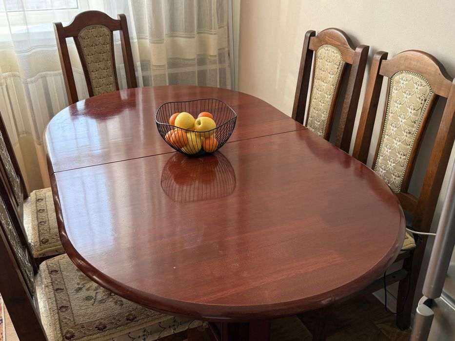Стол из дерева со стульями