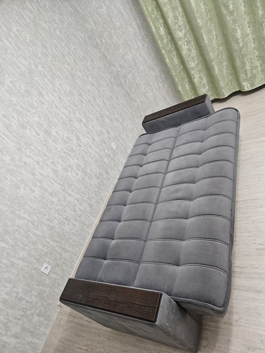 Диван велюровый.