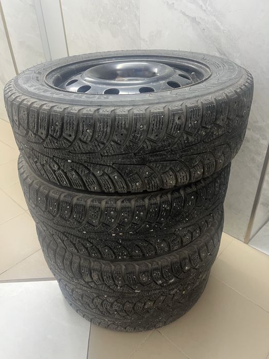 Продам диски шинами шипы