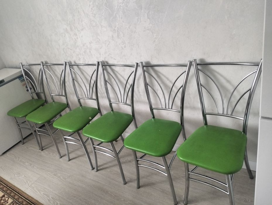 Кухонный стол со стульями