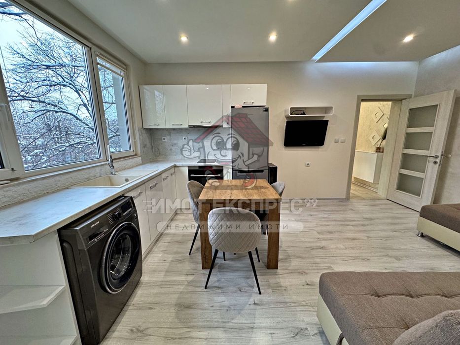 Тристаен обзаведен апартамент, под наем, за първи наематели, до гарата