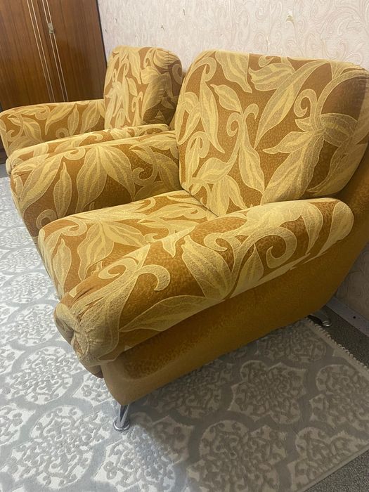 Диван  , в подарок  2 кресла