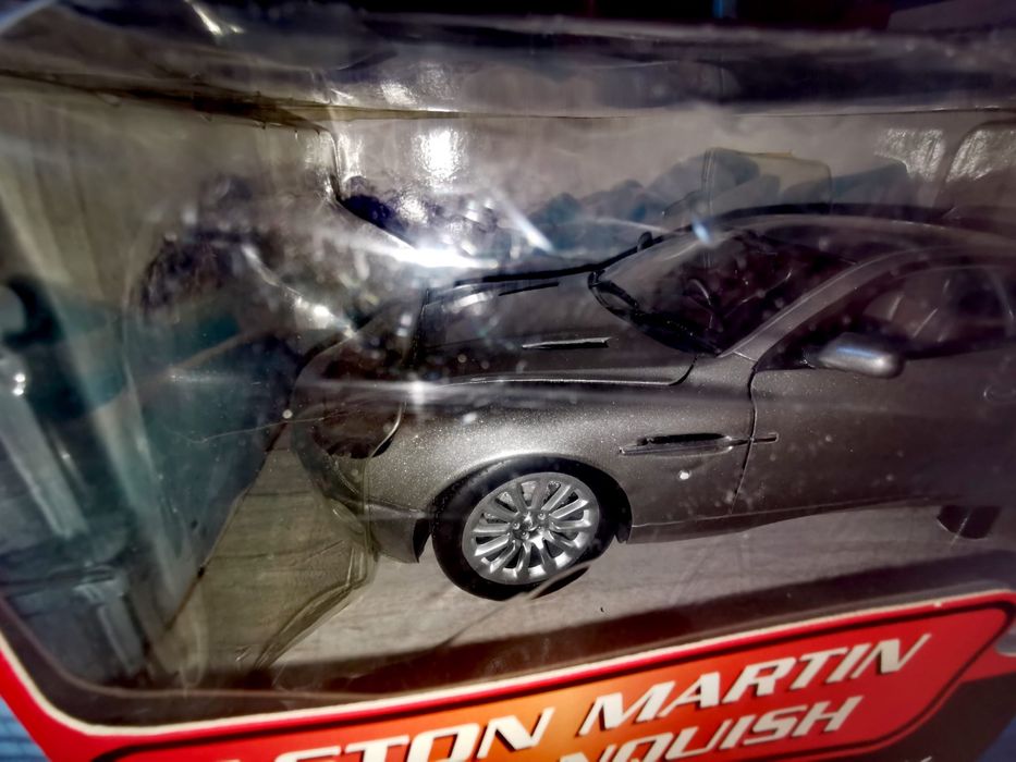 Колекционерски модел на Aston Martin V12 Vanquish Джеймс Бонд филм !