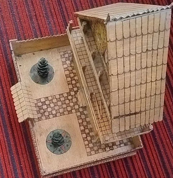 Căsuță în miniatură din lemn lucrată manual